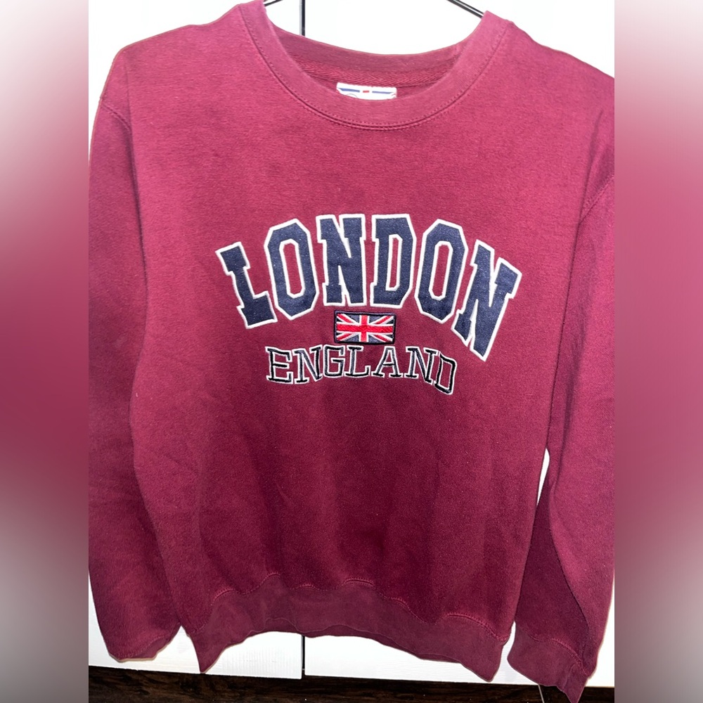 London Women’s Size M crewneck in Maroon ♥️